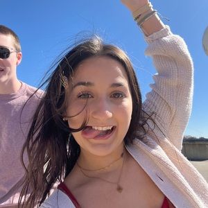 Meet your Posher, Yesenia